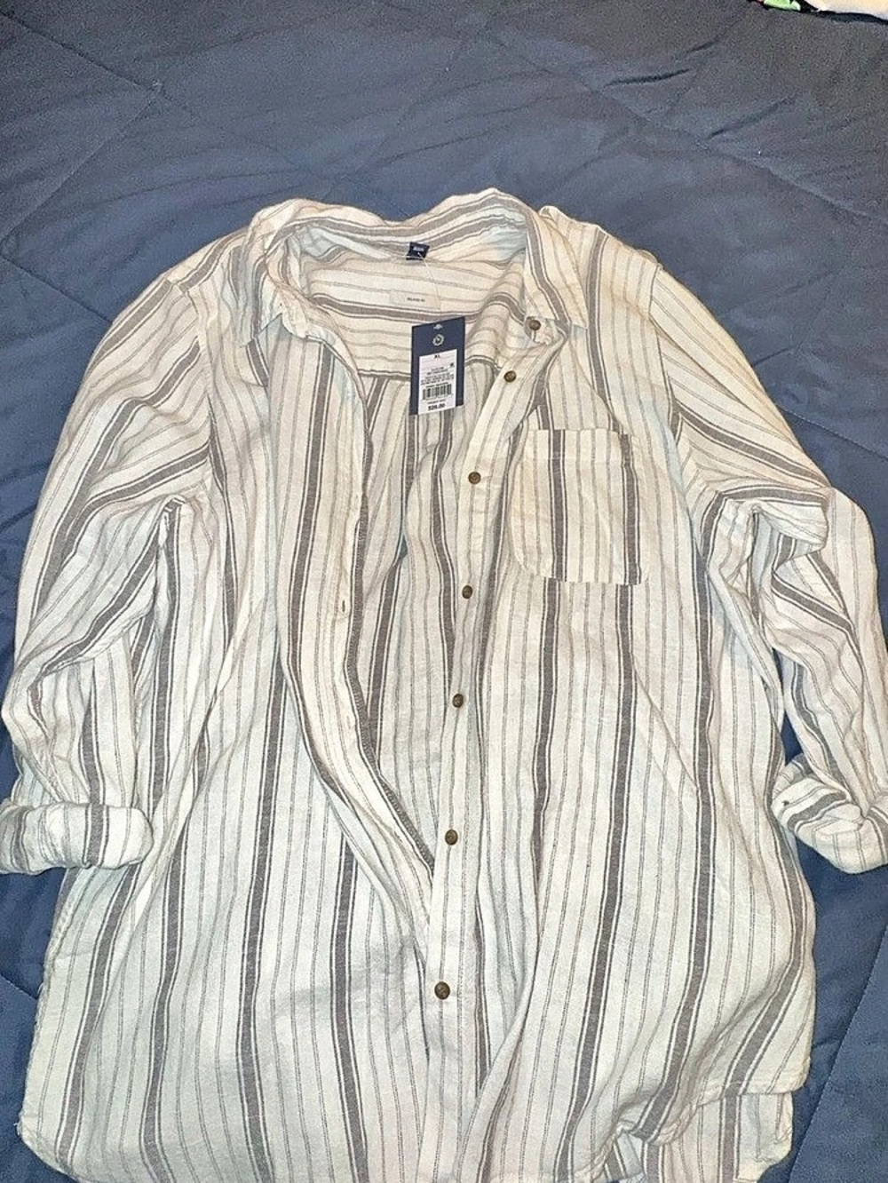 NWT Universal Thread button down